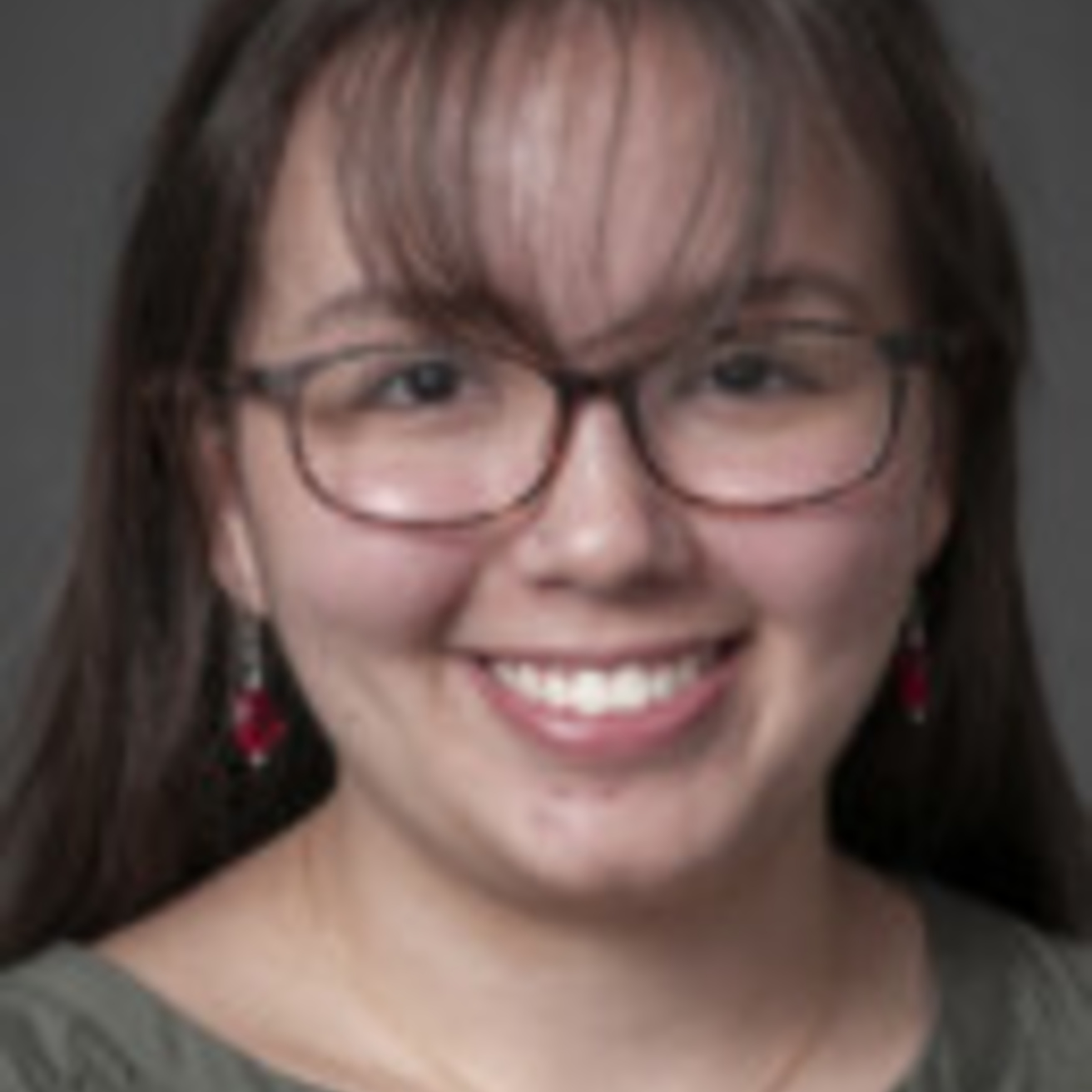 Photo young adult female wearing glasses with long brown hair